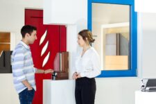 Coppia durante la selezione di porta e finestre per la loro casa,