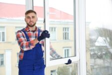 Tecnico si occupa dell'installazione delle finestre di un'abitazione.
