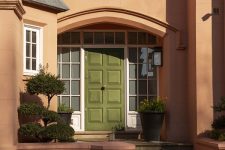 I portoni d'ingresso sono un elemento importante per l'estetica di una casa.